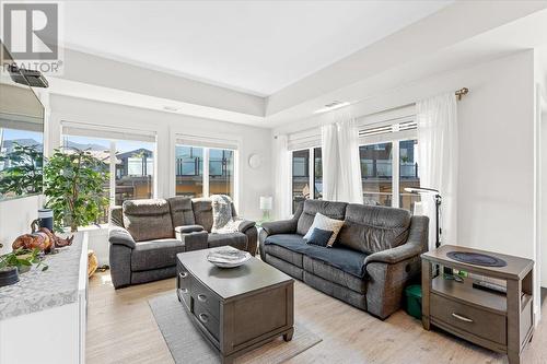 4380 Lakeshore Road Unit# Ph6, Kelowna, BC - Indoor Photo Showing Living Room