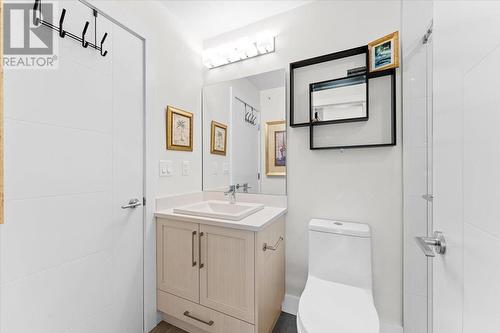 4380 Lakeshore Road Unit# Ph6, Kelowna, BC - Indoor Photo Showing Bathroom