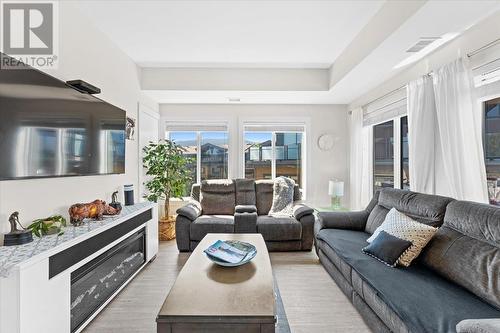 4380 Lakeshore Road Unit# Ph6, Kelowna, BC - Indoor Photo Showing Living Room