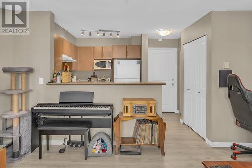 567 Yates Road Unit# 201, Kelowna, BC - Indoor Photo Showing Kitchen