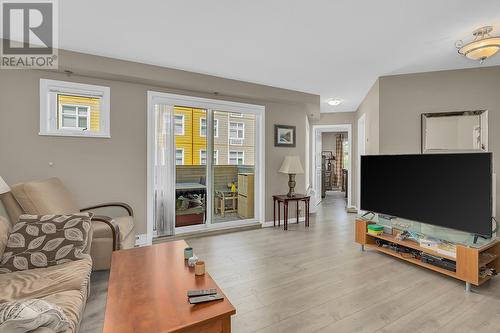 567 Yates Road Unit# 201, Kelowna, BC - Indoor Photo Showing Living Room