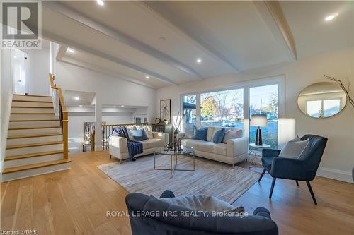 1104 Vansickle Road, St. Catharines, ON - Indoor Photo Showing Living Room