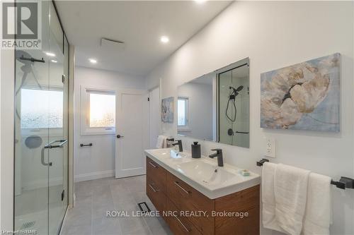 1104 Vansickle Road, St. Catharines, ON - Indoor Photo Showing Bathroom