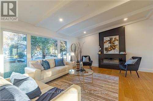 1104 Vansickle Road, St. Catharines, ON - Indoor Photo Showing Living Room