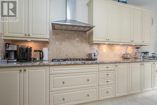 757 Halbert Drive, Shelburne, ON - Indoor Photo Showing Kitchen With Upgraded Kitchen