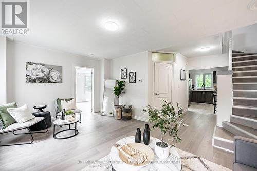 76 Metro Road N, Georgina (Historic Lakeshore Communities), ON - Indoor Photo Showing Living Room