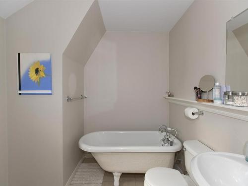 8 Elm Street, Thunder Bay, ON - Indoor Photo Showing Bathroom