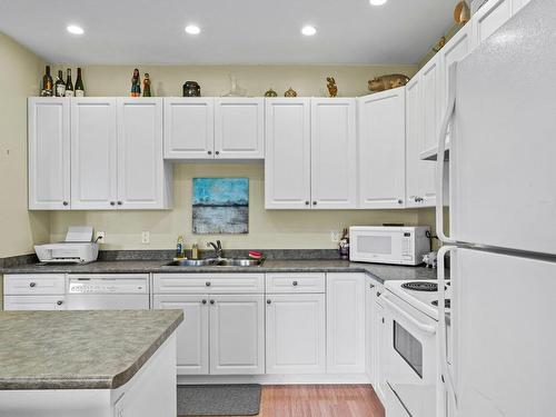 5-445 Dalgleish Drive, Kamloops, BC - Indoor Photo Showing Kitchen With Double Sink