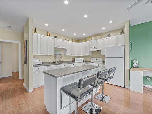 5-445 Dalgleish Drive, Kamloops, BC - Indoor Photo Showing Kitchen With Double Sink