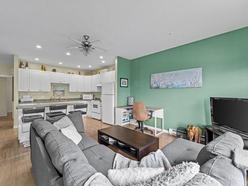 5-445 Dalgleish Drive, Kamloops, BC - Indoor Photo Showing Living Room