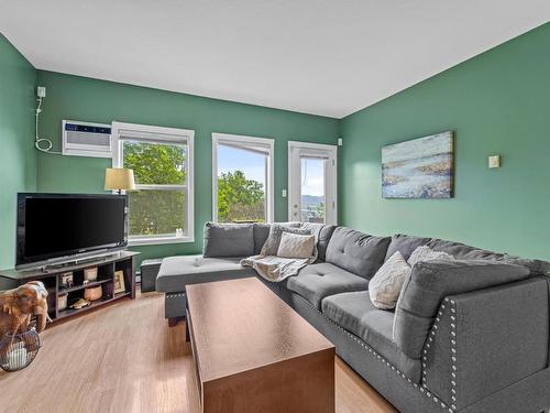 5-445 Dalgleish Drive, Kamloops, BC - Indoor Photo Showing Living Room