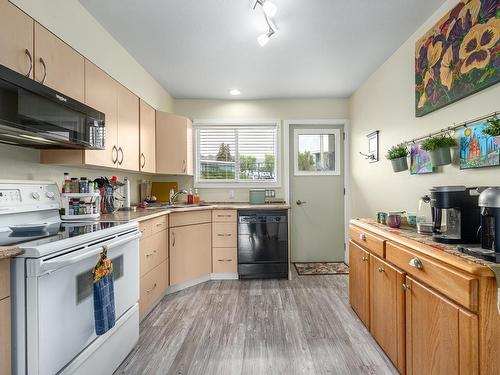 309-825 Hill Street, Ashcroft, BC - Indoor Photo Showing Kitchen