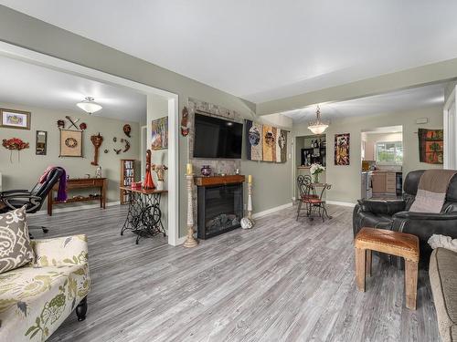 309-825 Hill Street, Ashcroft, BC - Indoor Photo Showing Living Room With Fireplace