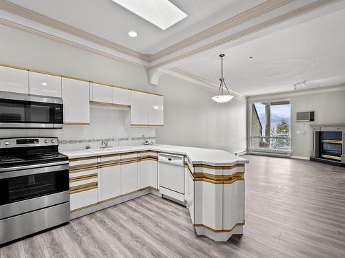 504-712 Sahali Terrace, Kamloops, BC - Indoor Photo Showing Kitchen