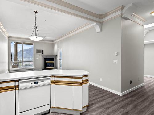 504-712 Sahali Terrace, Kamloops, BC - Indoor Photo Showing Kitchen