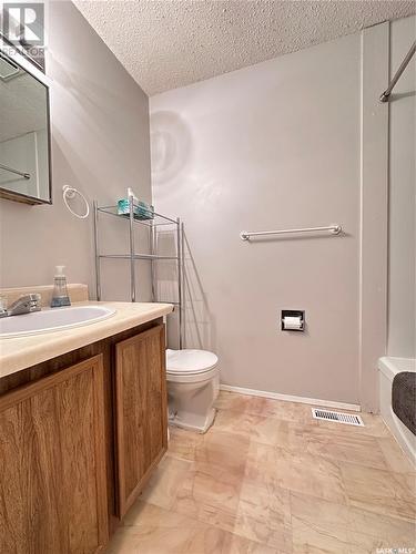 202 525 Dufferin Avenue, Estevan, SK - Indoor Photo Showing Bathroom