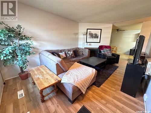 202 525 Dufferin Avenue, Estevan, SK - Indoor Photo Showing Living Room