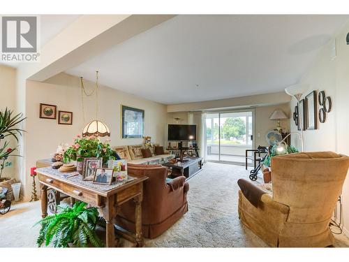 1045 Sutherland Avenue Unit# 164, Kelowna, BC - Indoor Photo Showing Living Room