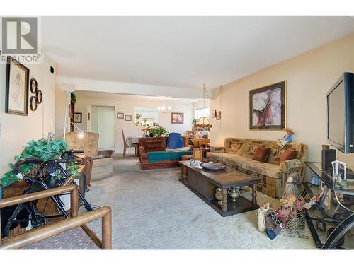 1045 Sutherland Avenue Unit# 164, Kelowna, BC - Indoor Photo Showing Living Room