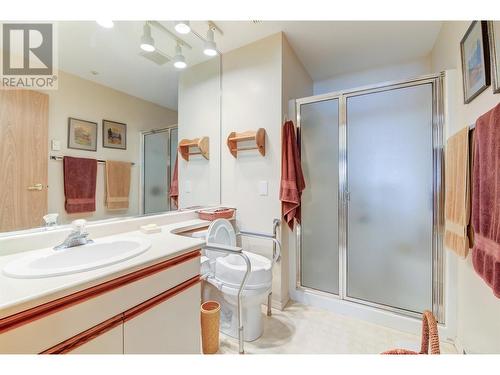 1045 Sutherland Avenue Unit# 164, Kelowna, BC - Indoor Photo Showing Bathroom