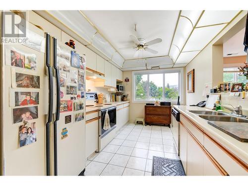 1045 Sutherland Avenue Unit# 164, Kelowna, BC - Indoor Photo Showing Kitchen With Double Sink