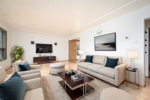 11901 Kalamalka Road, Coldstream, BC - Indoor Photo Showing Living Room