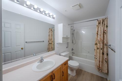 207-2245 Atkinson Street, Penticton, BC - Indoor Photo Showing Bathroom