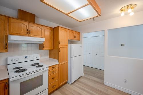 207-2245 Atkinson Street, Penticton, BC - Indoor Photo Showing Kitchen