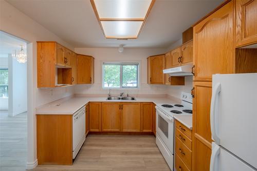 207-2245 Atkinson Street, Penticton, BC - Indoor Photo Showing Kitchen With Double Sink