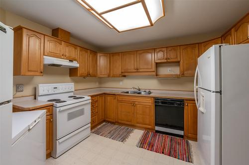 20-115 Redwing Place, Oliver, BC - Indoor Photo Showing Kitchen With Double Sink