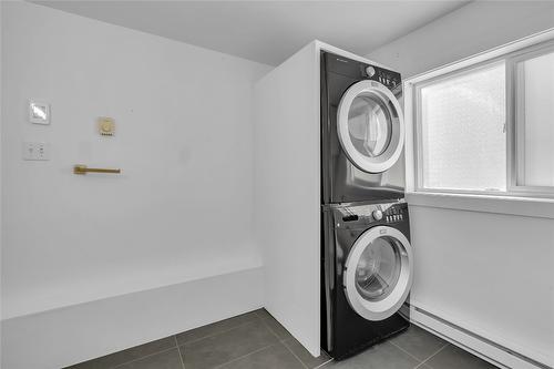 1053 Martin Avenue, Kelowna, BC - Indoor Photo Showing Laundry Room