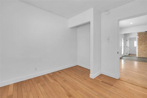 1053 Martin Avenue, Kelowna, BC - Indoor Photo Showing Other Room