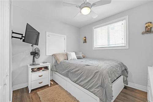 374 Limeridge Road E, Hamilton, ON - Indoor Photo Showing Bedroom