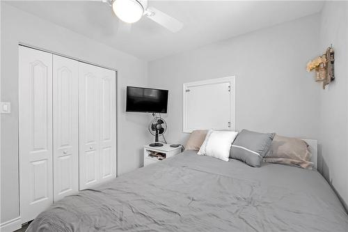 374 Limeridge Road E, Hamilton, ON - Indoor Photo Showing Bedroom