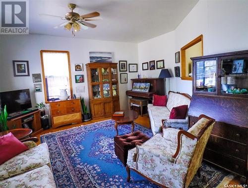 32 11Th Avenue Se, Swift Current, SK - Indoor Photo Showing Living Room