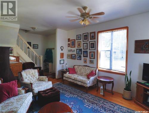 32 11Th Avenue Se, Swift Current, SK - Indoor Photo Showing Living Room