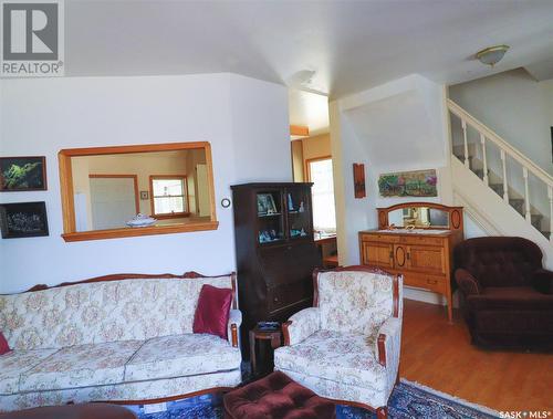 32 11Th Avenue Se, Swift Current, SK - Indoor Photo Showing Living Room