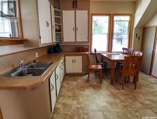 32 11Th Avenue Se, Swift Current, SK - Indoor Photo Showing Kitchen With Double Sink