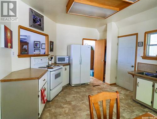 32 11Th Avenue Se, Swift Current, SK - Indoor Photo Showing Kitchen With Double Sink