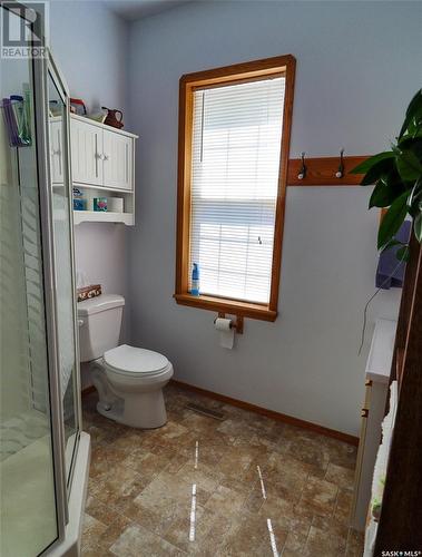 32 11Th Avenue Se, Swift Current, SK - Indoor Photo Showing Bathroom