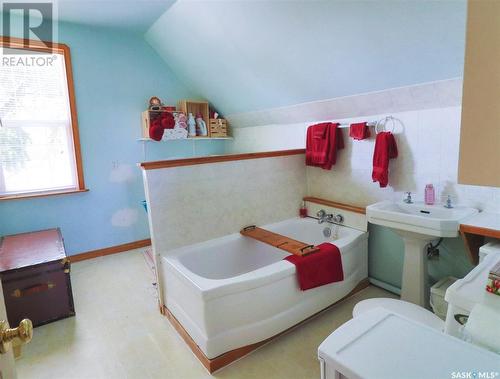 32 11Th Avenue Se, Swift Current, SK - Indoor Photo Showing Bathroom