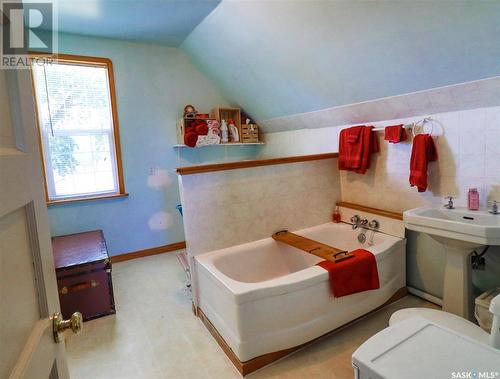 32 11Th Avenue Se, Swift Current, SK - Indoor Photo Showing Bathroom