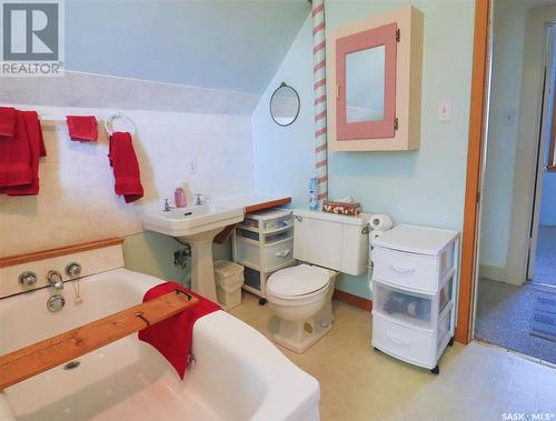 32 11Th Avenue Se, Swift Current, SK - Indoor Photo Showing Bathroom