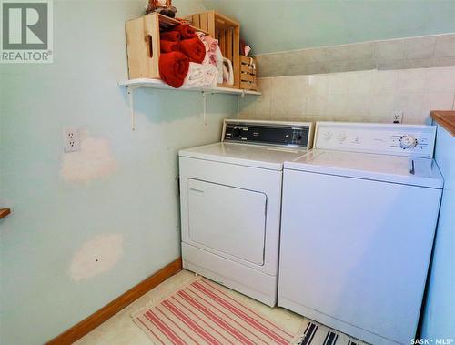 32 11Th Avenue Se, Swift Current, SK - Indoor Photo Showing Laundry Room