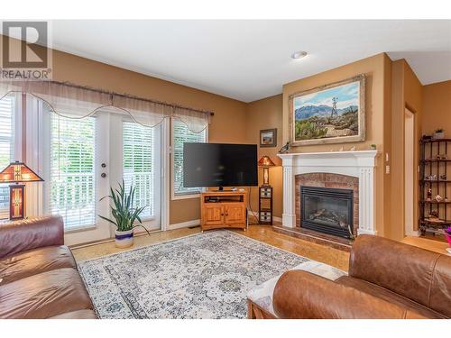 389 Mccarren Avenue, Kelowna, BC - Indoor Photo Showing Living Room With Fireplace