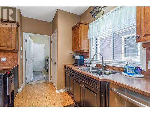 389 Mccarren Avenue, Kelowna, BC - Indoor Photo Showing Kitchen With Double Sink