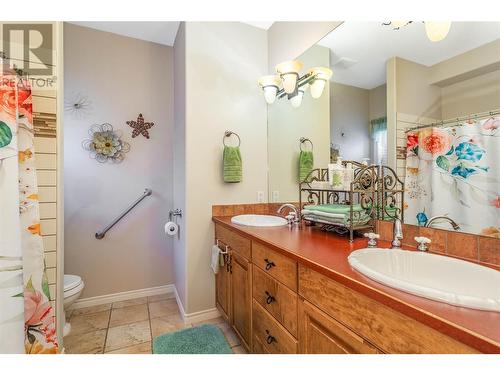 389 Mccarren Avenue, Kelowna, BC - Indoor Photo Showing Bathroom