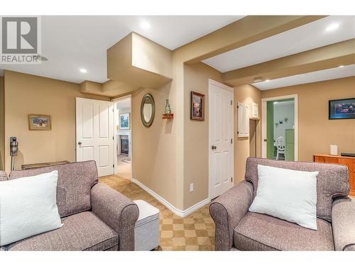 389 Mccarren Avenue, Kelowna, BC - Indoor Photo Showing Living Room