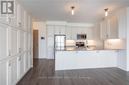 301 - 3028 Creekshore Common, Oakville, ON - Indoor Photo Showing Kitchen