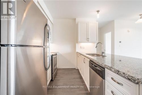 301 - 3028 Creekshore Common, Oakville, ON - Indoor Photo Showing Kitchen With Stainless Steel Kitchen With Upgraded Kitchen